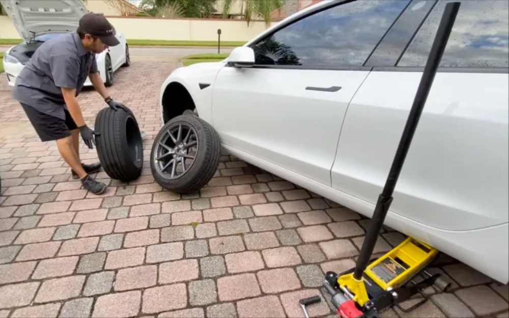 rotating tires of Tesla